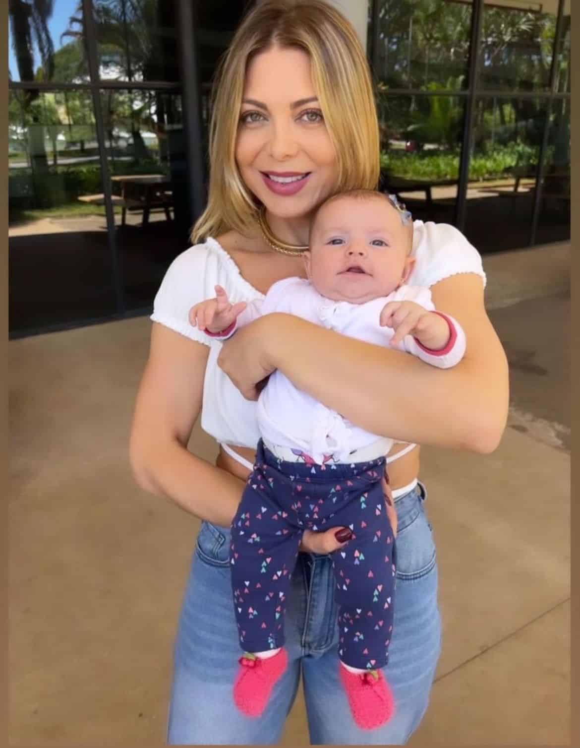 Sheila Mello posa com bebê de sua amiga nos braços e impressiona
