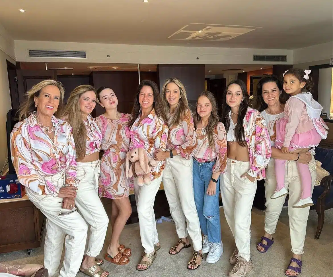 Ticiane Pinheiro posa junto as filhas, a mãe, irmãs, sobrinhas e cunhada usando roupas iguais 