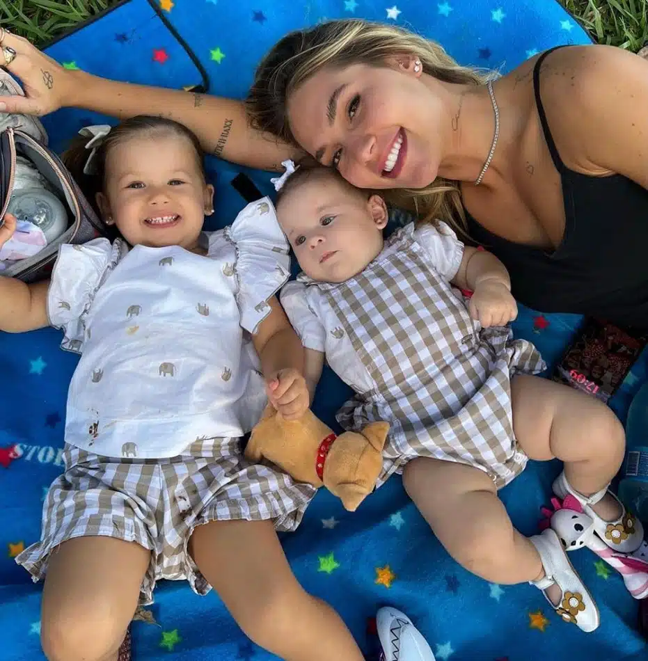 Virgínia Fonseca posou para fotos com as bebês, Maria Alice e Maria Flor