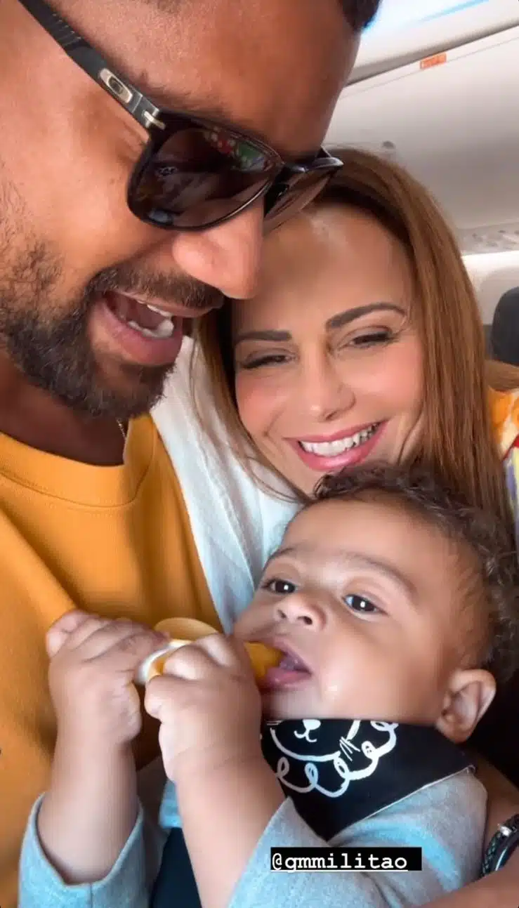 Viviane Araújo e o marido mostram seu bebê na primeira viagem de avião