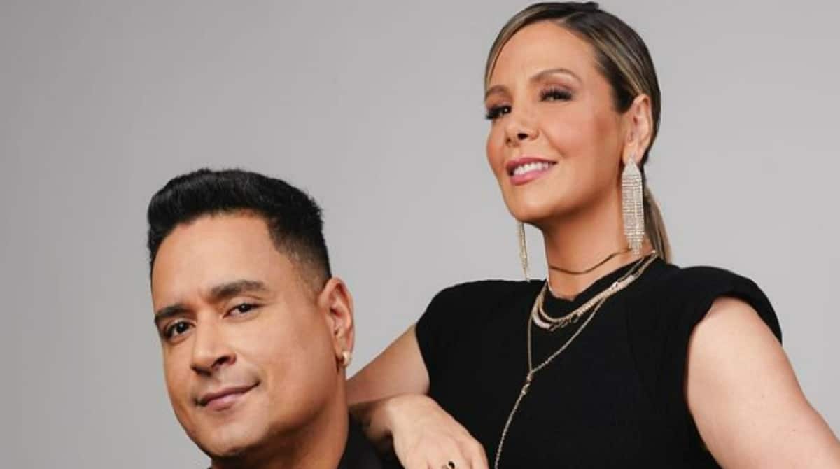 Carla Perez posa com bebê recém-nascido no colo e impressiona
