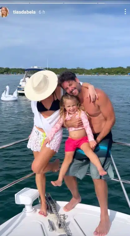 Claudia Leitte posa com sua filha caçula e marido em iate luxuoso nos EUA e impressiona 