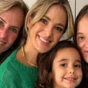 Ticiane Pinheiro encantou ao surgir com sua mãe e filhas vestindo roupas iguais