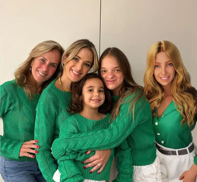 Ticiane Pinheiro surge com suas filhas e sua mãe vestidas iguais impressiona