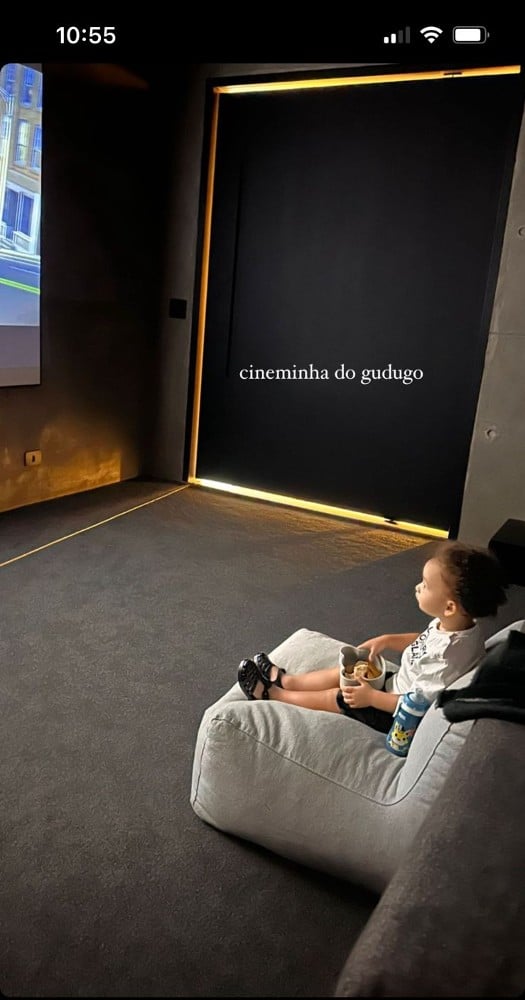 Bianca Andrade mostrando o pequeno Cris no cinema da nova mansão