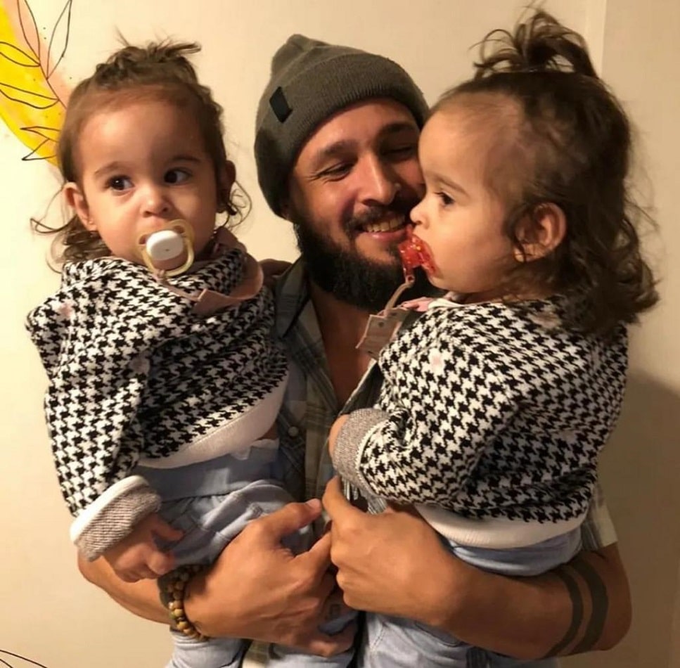 As bebês gêmeas de Bruna Surfistinha e Xico Santos reencontrando o pai