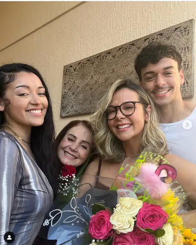 Carla Perez posa com seus dois filhos e surpreende