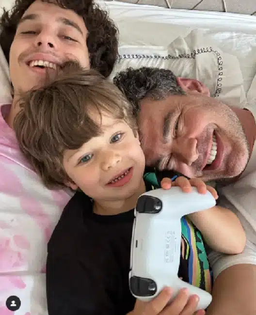 O ator Carmo Dalla Vecchia se divertindo com seus dois filhos, Enzo e Pedro Rafael 