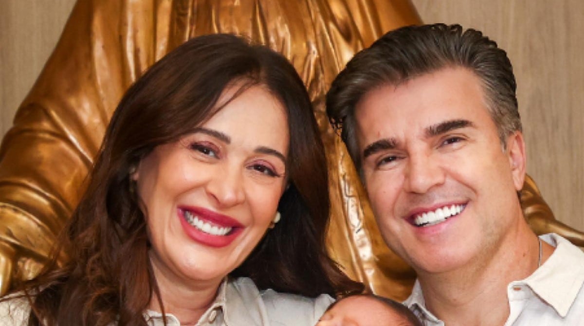 Claudia Raia e Jarbas mostram o batizado do bebê