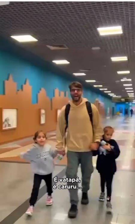 Daniel Cady surge com suas filhas gêmeas com Ivete Sangalo no aeroporto em Portugal e impressiona
