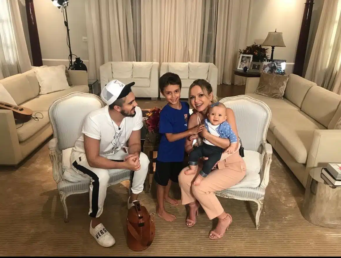 Eliana posa junto aos seus filhos e Luan Santana em sua mansão