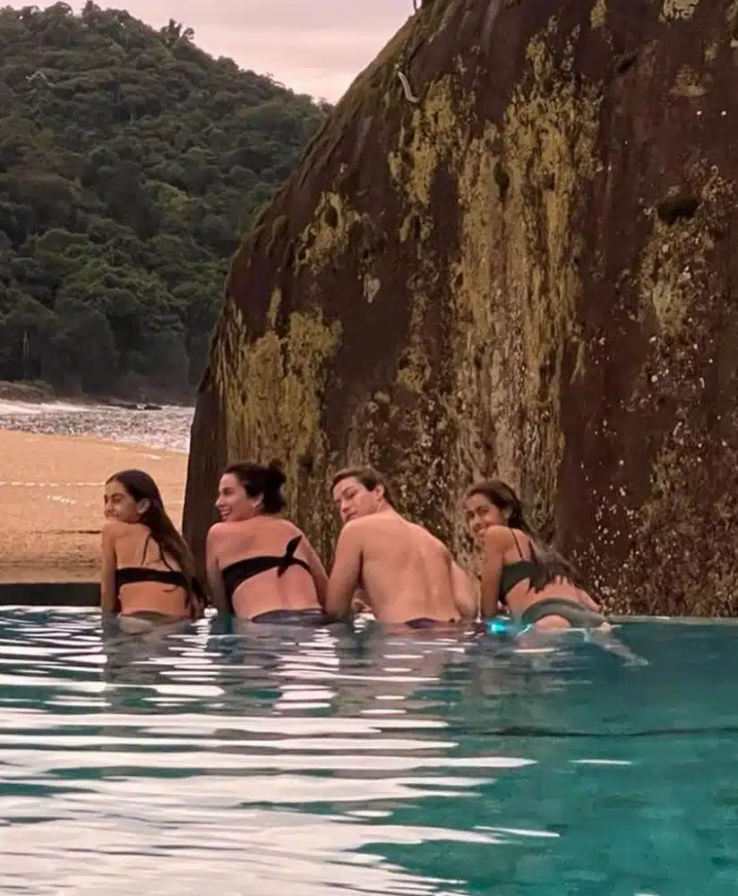 A atriz Giovanna Antonelli com os 3 filhos juntos na piscina do hotel