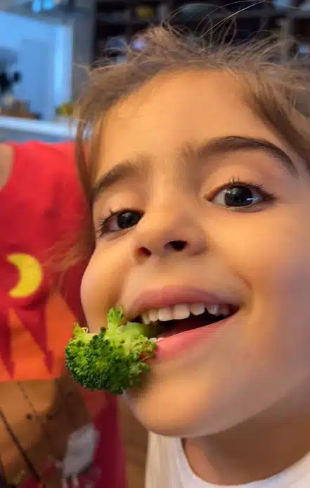 Filha gêmea de Ivete Sangalo com brócolis