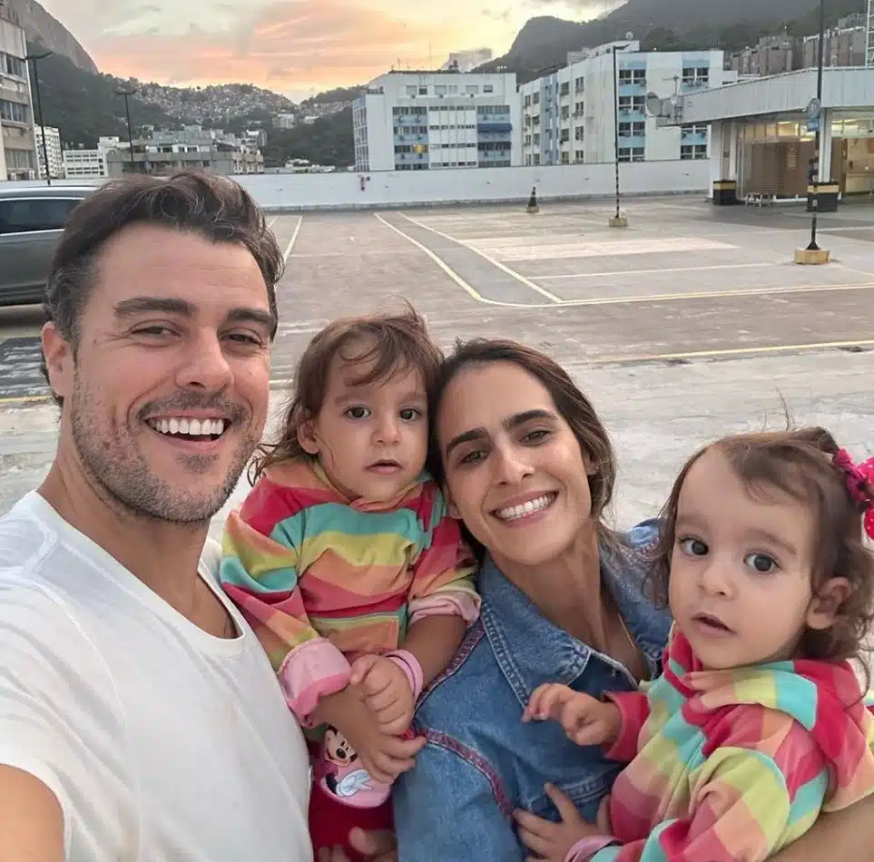 O ator Joaquim Lopes com a esposa e as filhas, em uma foto mais recente 