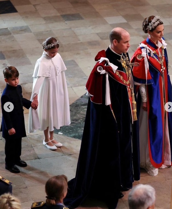 Kate Middleton e o príncipe William com seus filhos na coroação do Rei Charles
