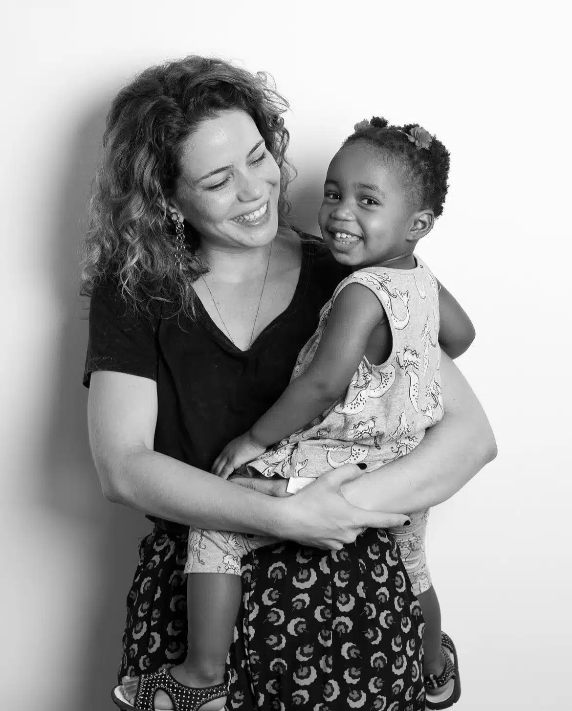 Leandra Leal exibe foto com sua filha ainda bebê e fala da adoção