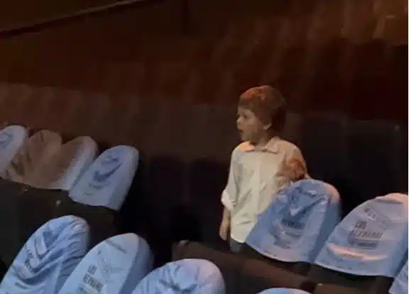 A atriz Letícia Colin mostrou o filho Uri na plateia do teatro 