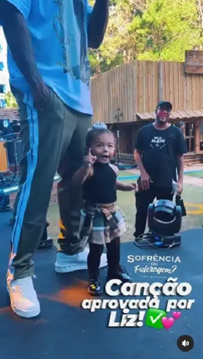 Liz, bebê de Lorena Improta e Léo Santana, dançando no ensaio para a gravação