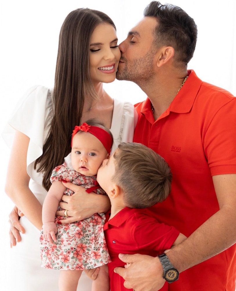 O cantor Mano Walter reuniu a família em lindas fotos para comemorar os 4 meses da bebê