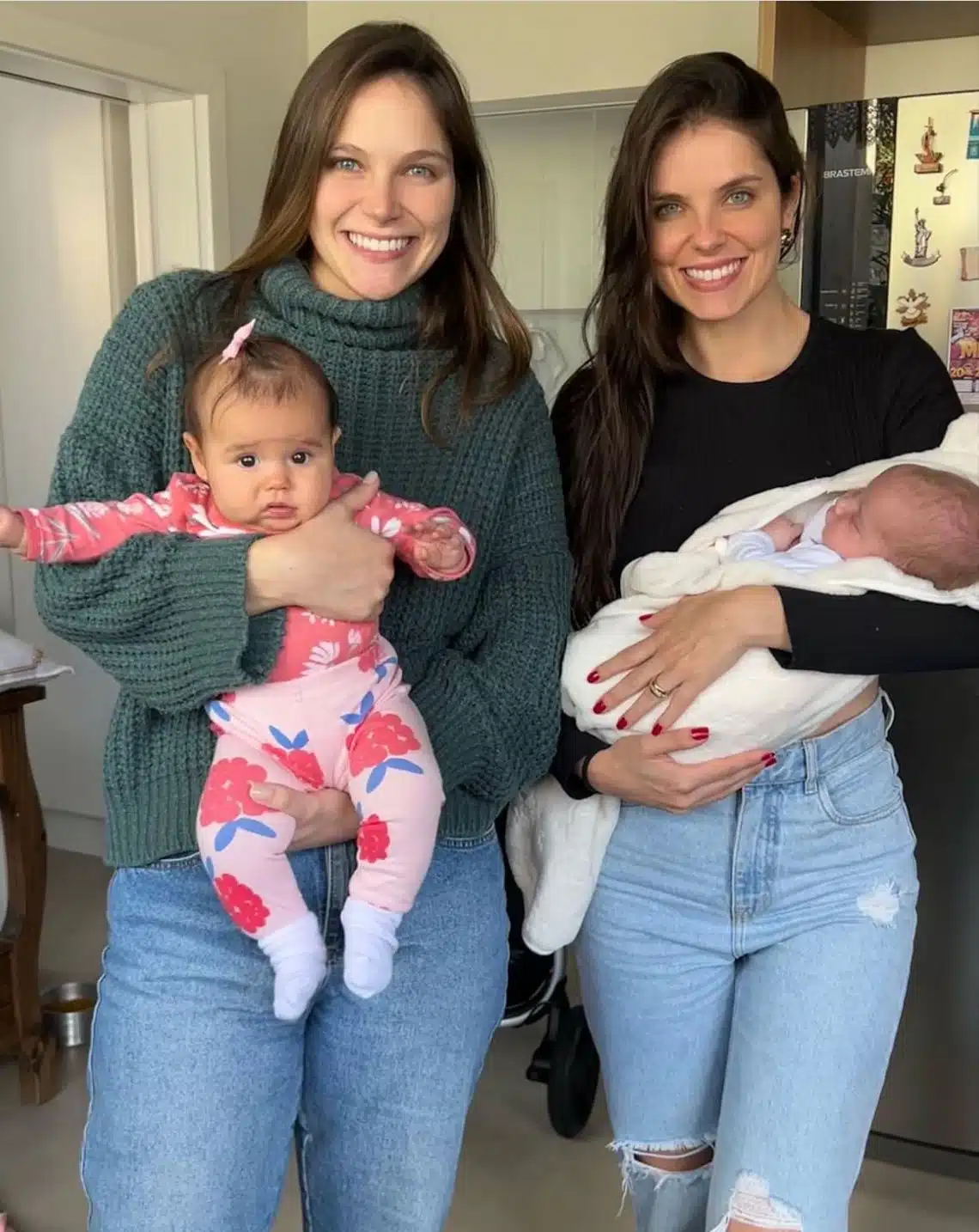 Débora Silva posa com sua irmã gêmea, sua sobrinha e sua bebê com Mano Walter