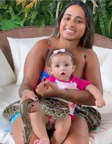 Mc Loma com a filha e com uma cobra