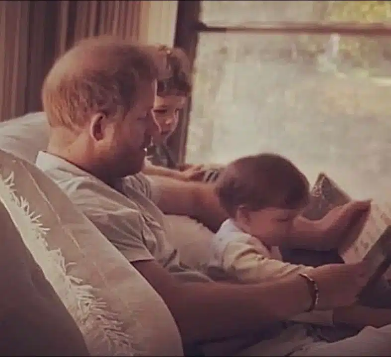 Príncipe Harry posou com os filhos com Meghan Markle