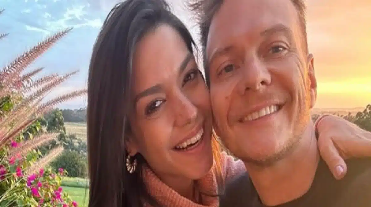 Michel Teló e Thaís Fersoza exibem seus filhos tocando piano na mansão da família e encantam