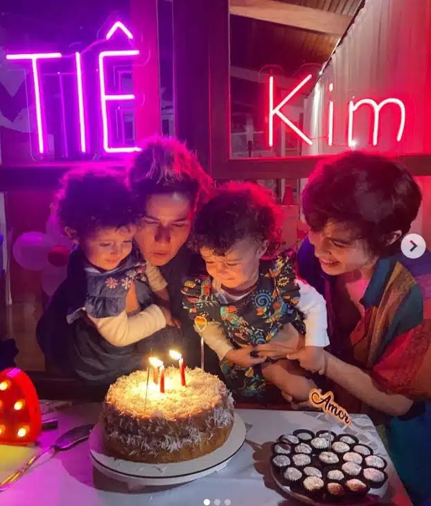 Nanda Costa e suas gêmeas no aniversário da esposa