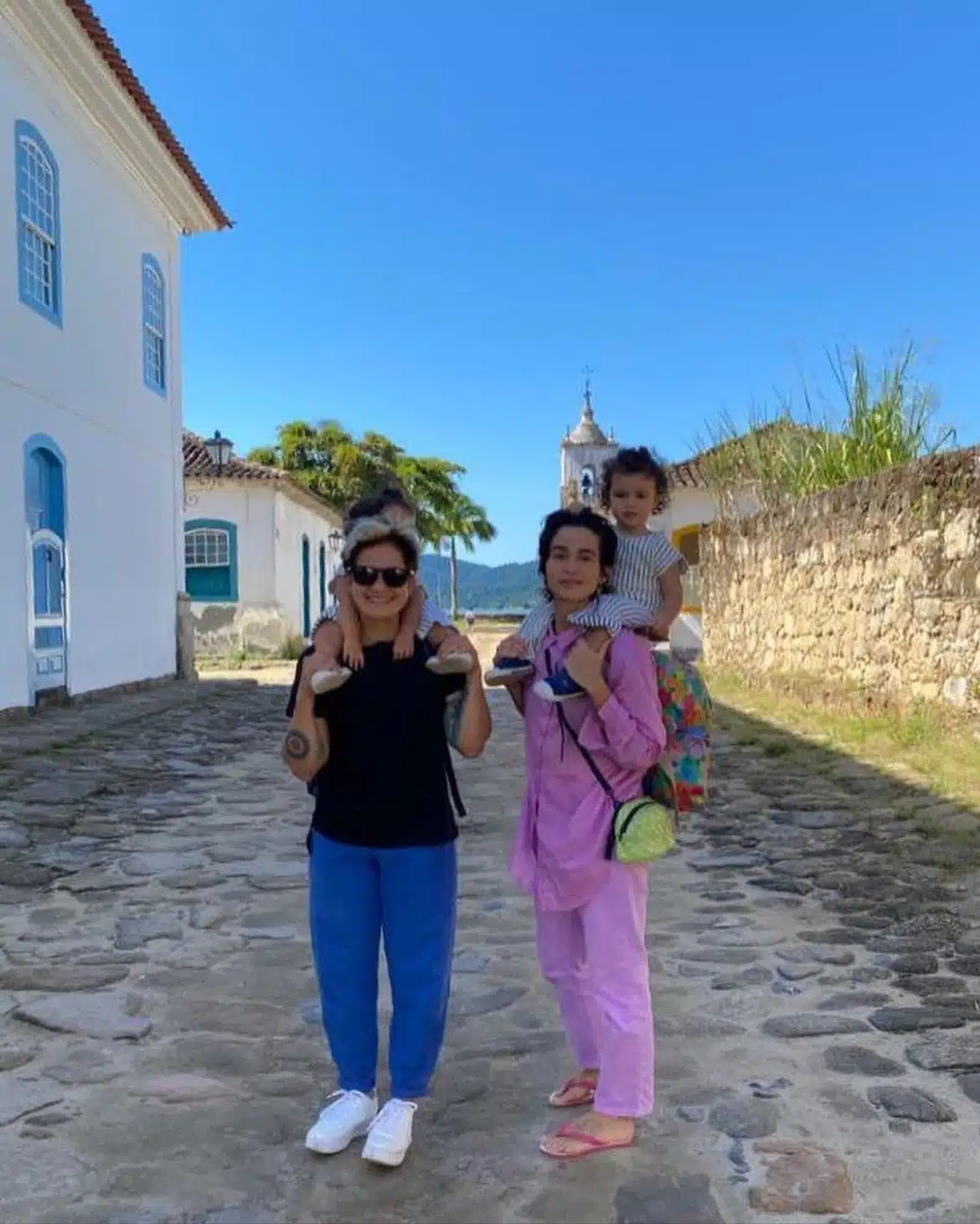 Nanda Costa e sua esposa mostram viagem com suas gêmeas