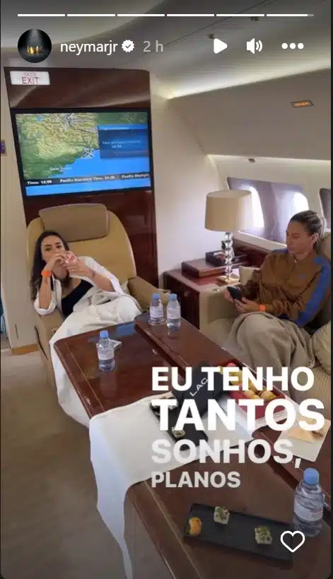 Neymar mostrando Bruna Biancardi grávida no avião particular