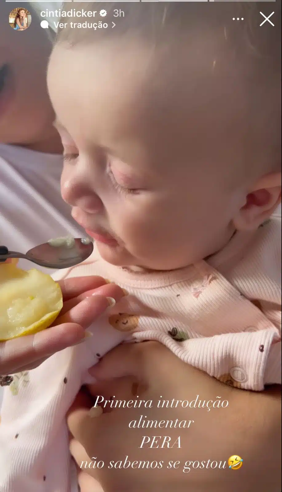 Cintia Dicker exibe sua bebê comendo fruta pelas primeira vez
