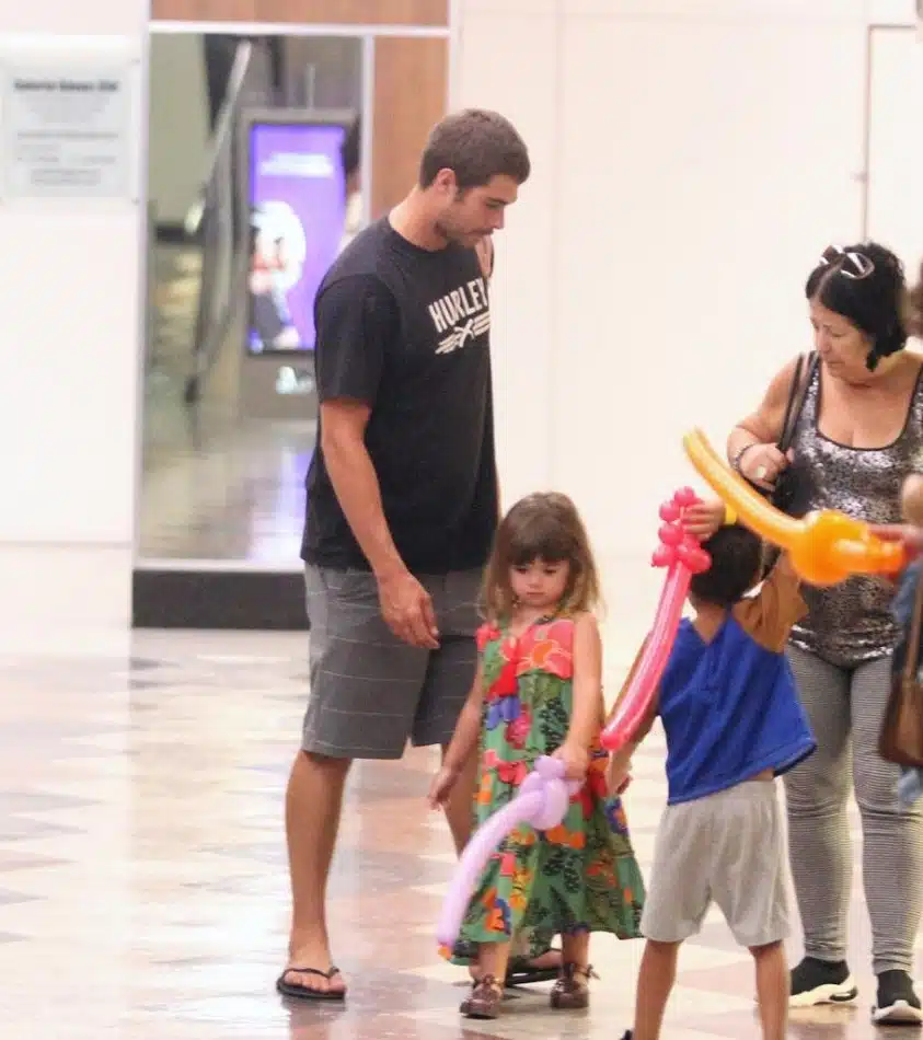 O ator Rafael Vitti com sua filha passeando no shopping