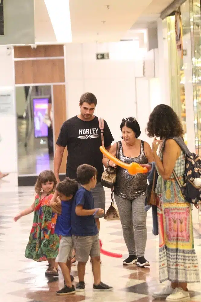 O ator Rafael Vitti com a filha Clara em um shopping, no Rio de Janeiro