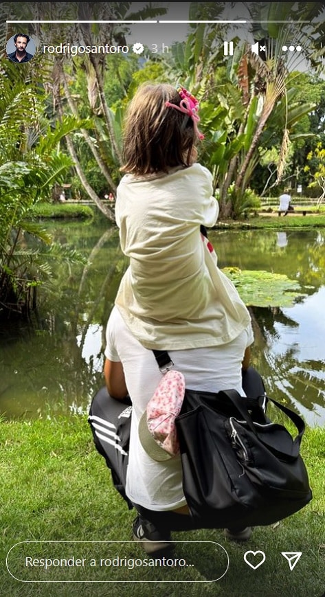 Rodrigo Santoro posa com sua filha em frente a Lagoa e impressiona 