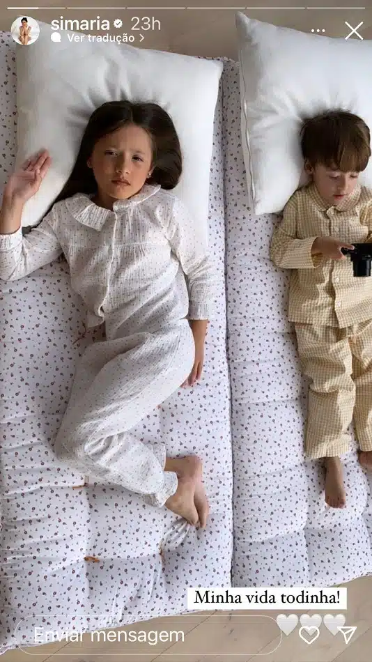 Giovanna e Pawel, filhos de Simaria, em suas camas no chão, no quarto