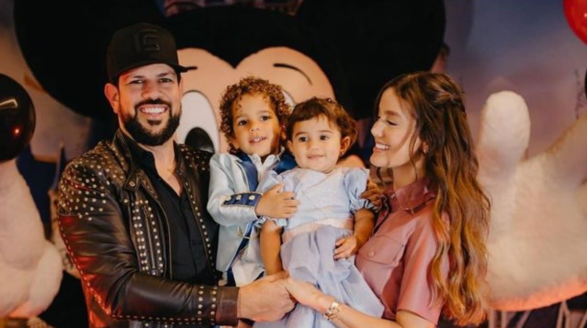 Sorocaba e Biah posam com os filhos na festa de aniversário de Theo