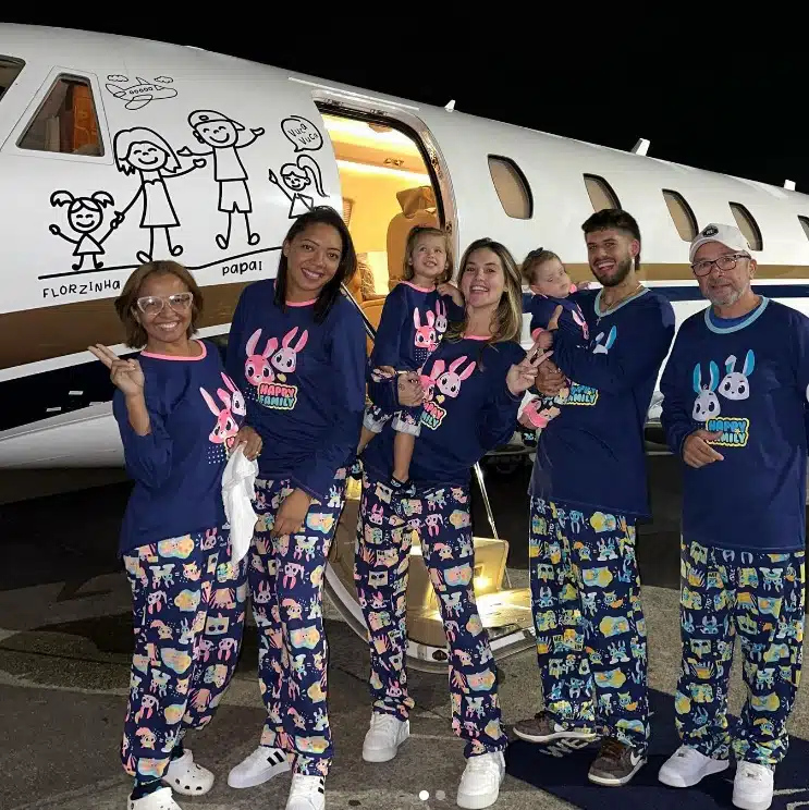 Virgínia Fonseca com as filhas e as babás em seu avião