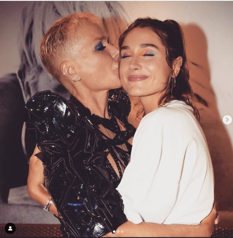Xuxa surge com Sasha e ganha homenagem de Luciano Szafir