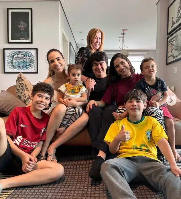 Zilu com seus filhos e seus netos na mansão