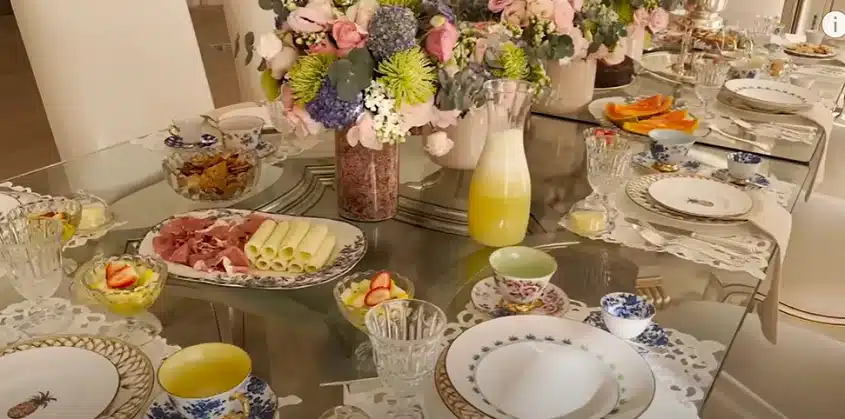 Simone Mendes exibe mesa de café na manhã em festa surpresa na mansão e impressiona e surpreende