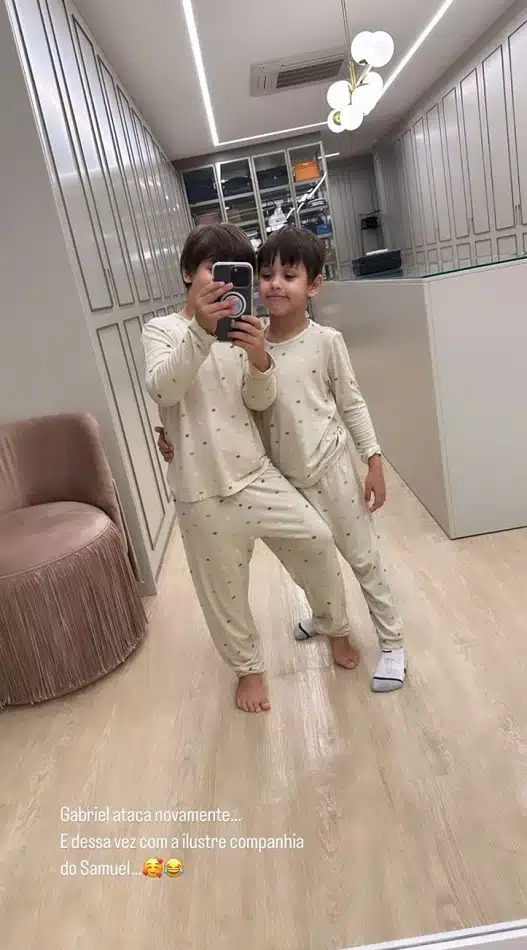 Os filhos de Andressa Suita e Gusttavo Lima, usando pijamas iguais 