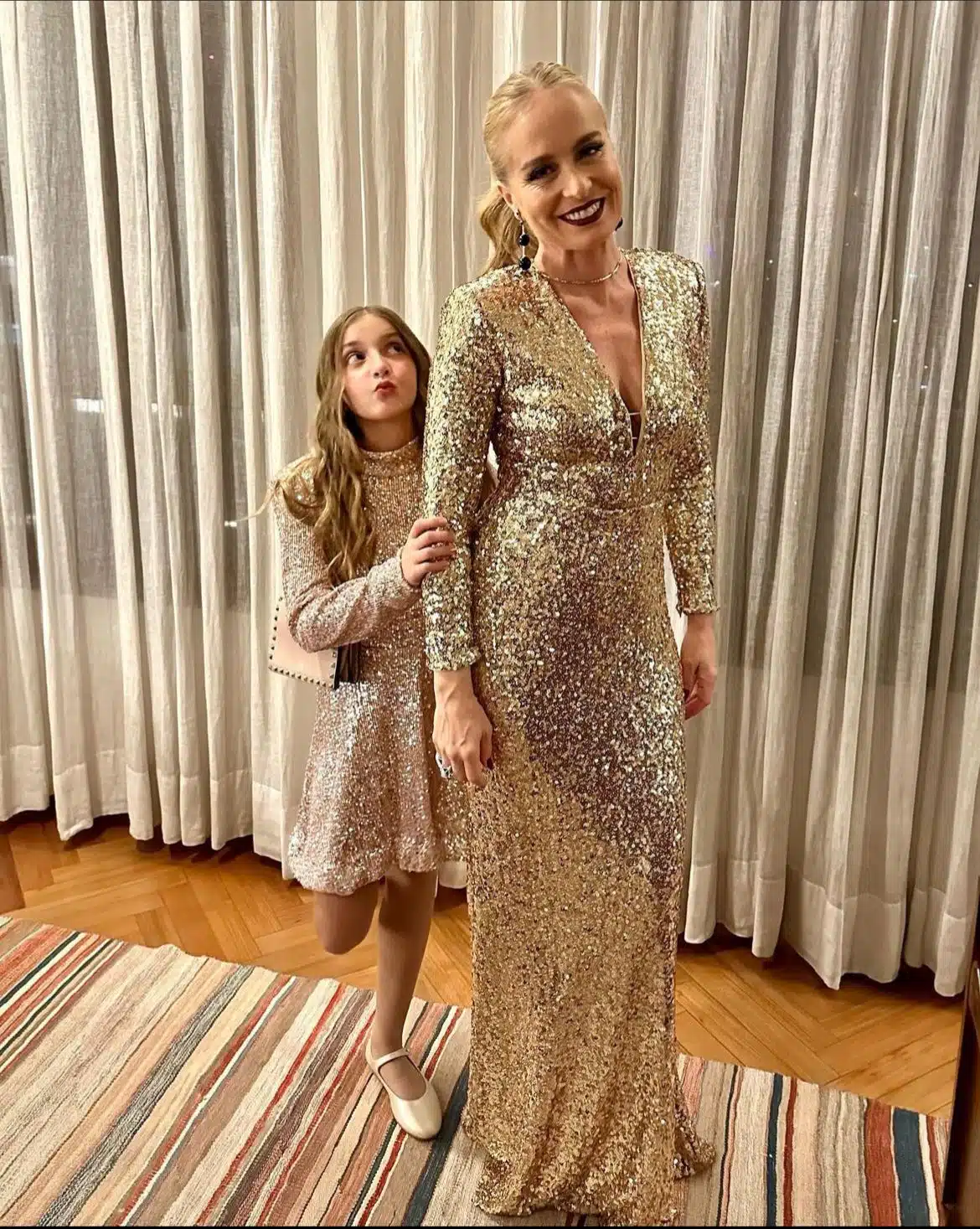 Angélica posa com sua filha Eva com roupa de gala
