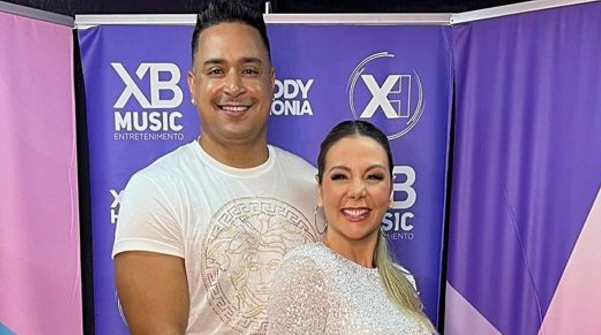 Carla Perez e Xanddy posam com bebê e surpreendem