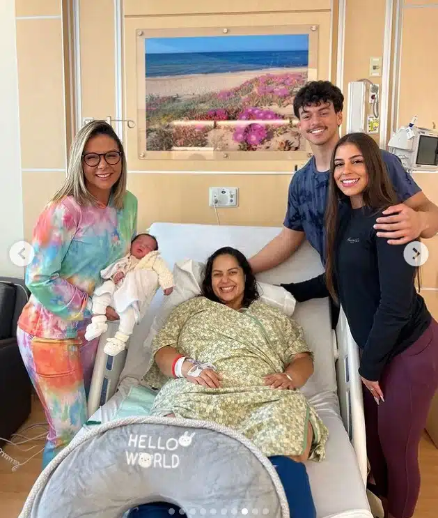 Carla Perez com o seu sobrinho recém-nascido, sua irmã e seu filho