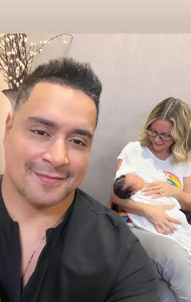 Xanddy exibe Carla Perez com sobrinho recém-nascido