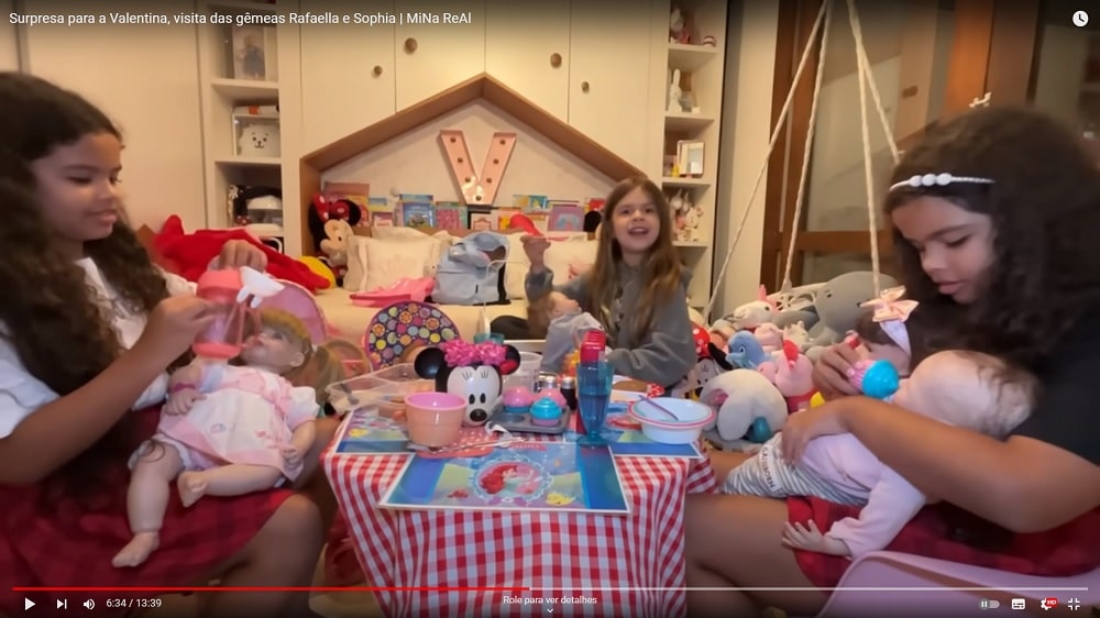 As filhas do humorista Ceará e do jogador Dentinho se divertindo juntas com os brinquedos da Valentina