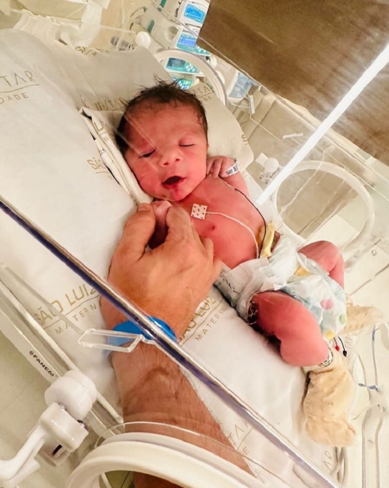 O pequeno Miguel, bebê de Paula e Cristiano, dupla de Zé Neto, nasceu nesta sexta-feira