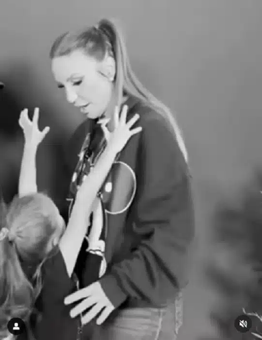 Helena, uma das gêmeas de Ivete e Daniel Cady, com mamãe nos bastidores de um show internacional