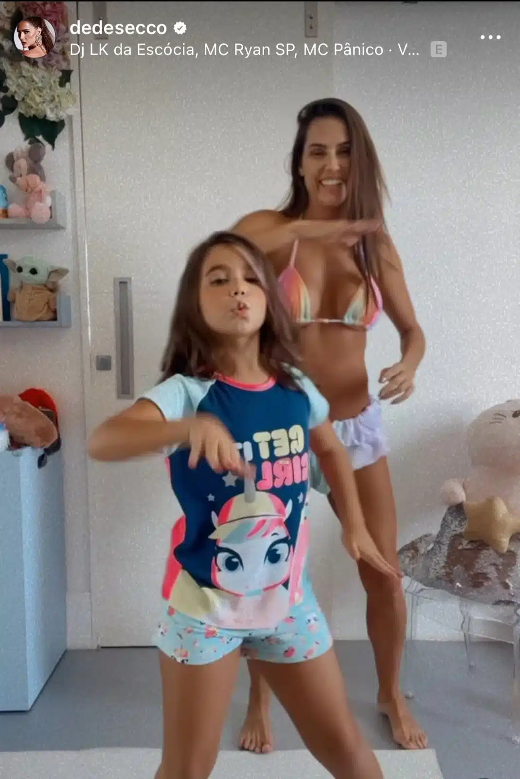 Deborah Secco e sua filha surgem dançando no quarto da menina