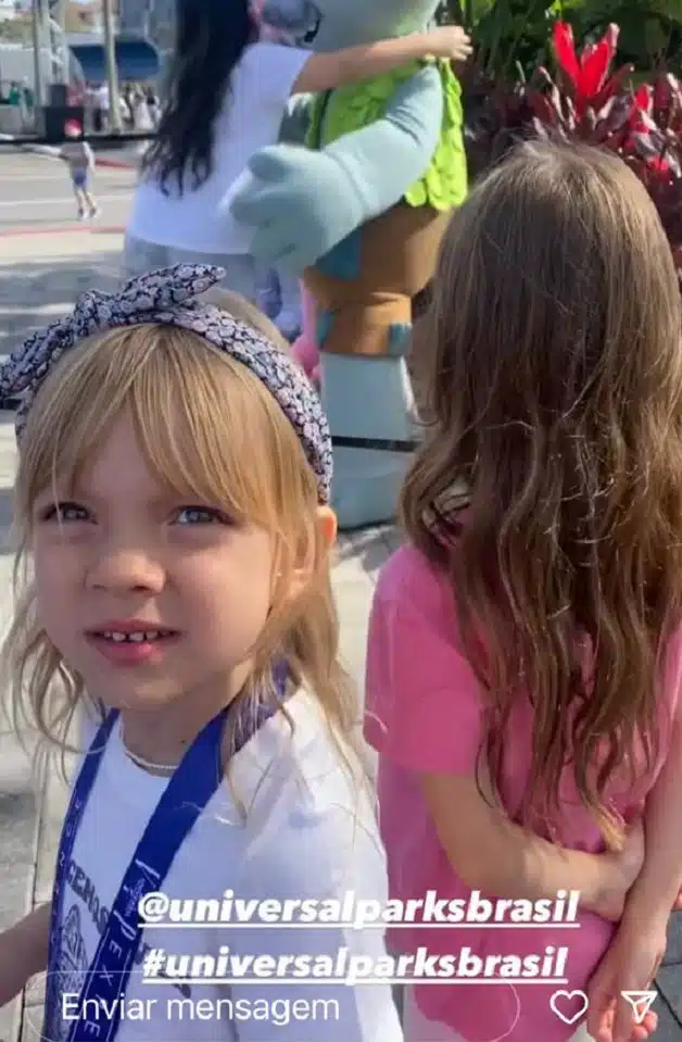 Manu, filha mais nova da apresentadora Eliana, passeando em um parque de diversões, nos EUA